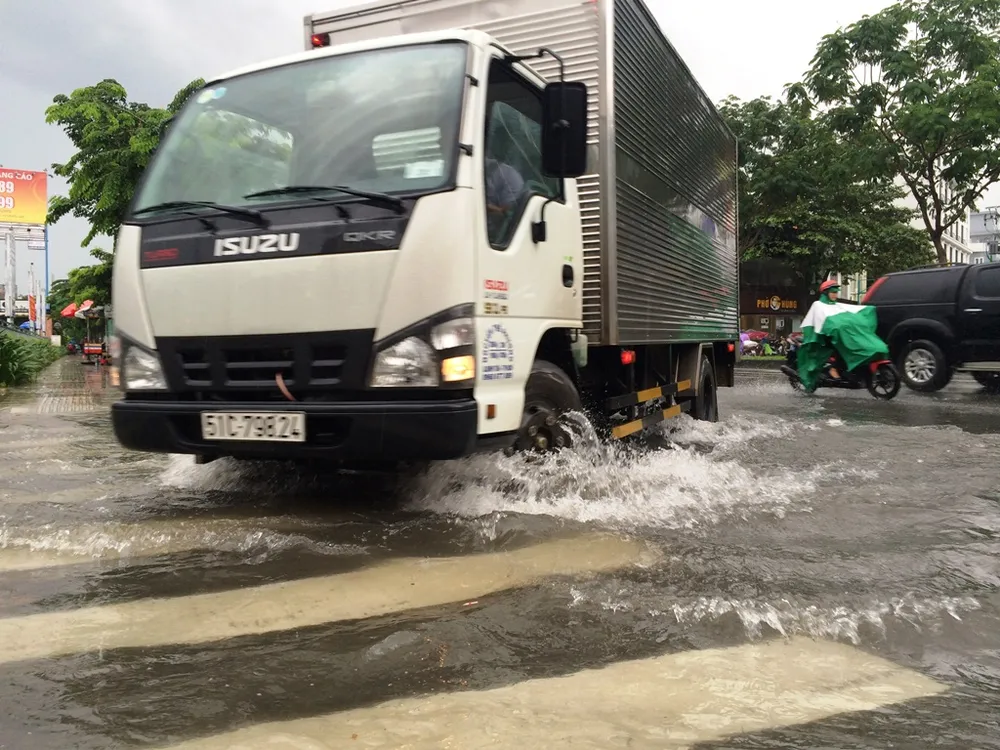 Cửa ngõ Tân Sơn Nhất lại ngập sau cơn mưa ảnh 2